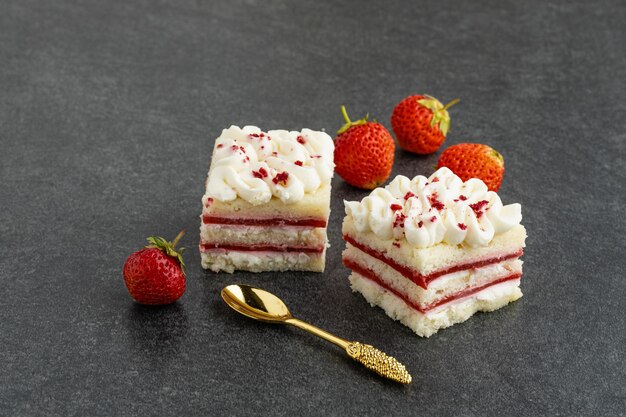 Stück Erdbeer-Vanille-Kuchen