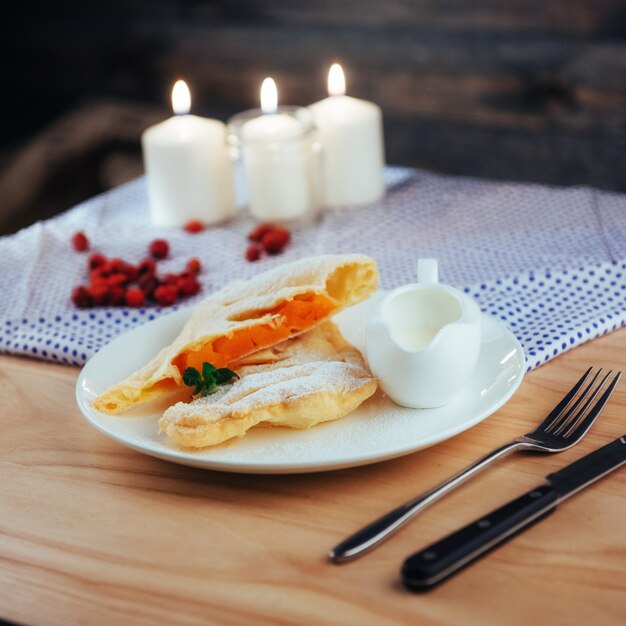 Stück frisch gebackener Kürbisstrudel