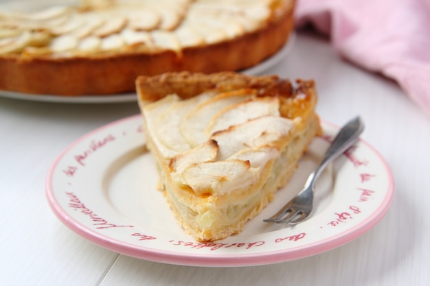 Stück frischer selbst gemachter Apfelkuchen