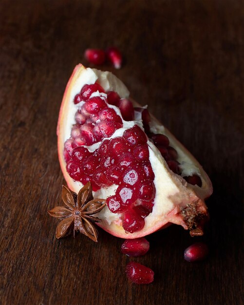 Stück frischer und saftiger Granatapfel