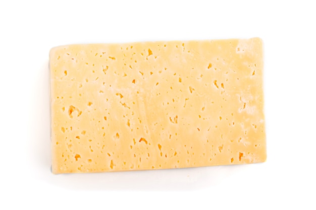 Stück gelber Käse auf Weiß.