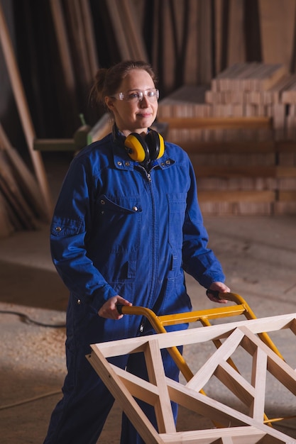 Stück geschnitztes Holz auf Sackkarre