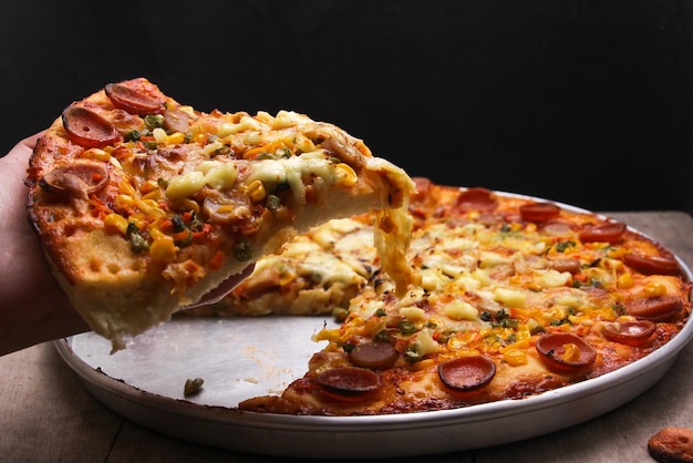 Stück große Pizzakäsepizza mit Rindfleisch und Wurst Köstliches traditionelles italienisches Fasten