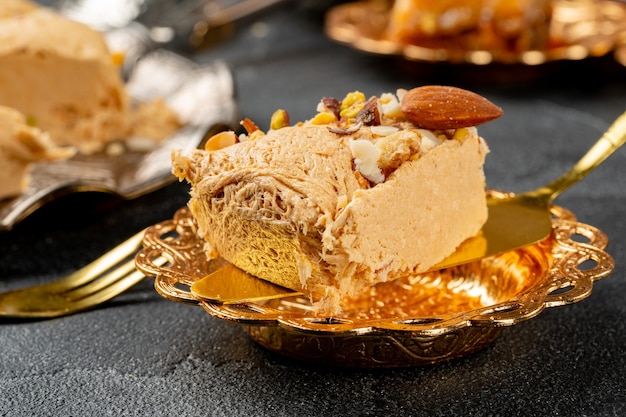 Stück Halva-Dessert auf goldenem Spatel