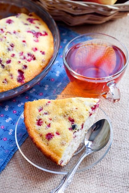 Stück hausgemachter Cowberry Pie auf einer Pastete