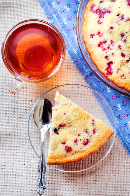 Stück hausgemachter Cowberry Pie auf einer Pastete