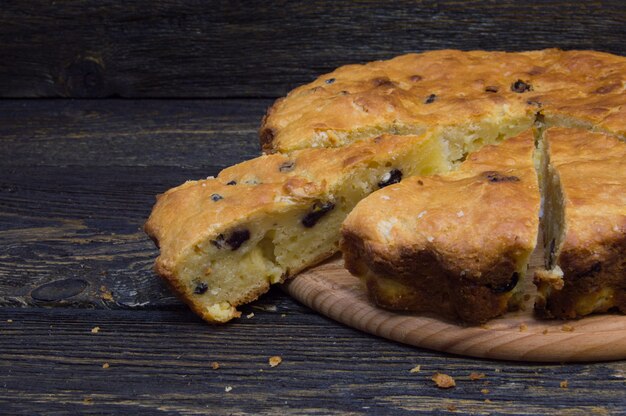 Stück hausgemachter Kuchen auf Grunge-Oberfläche