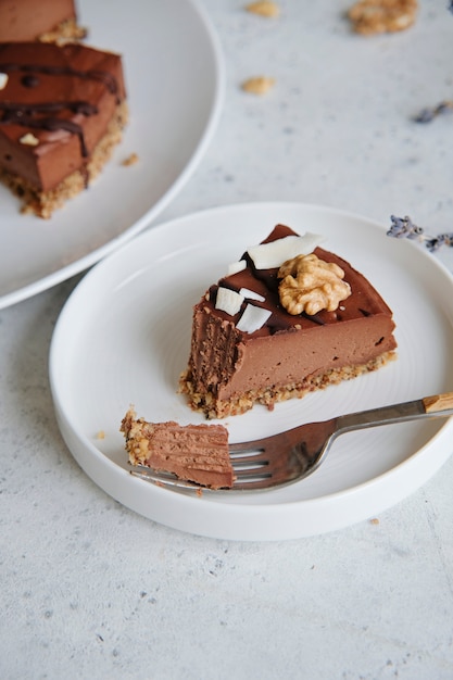 Stück hausgemachter roher veganer Schokoladenkuchen