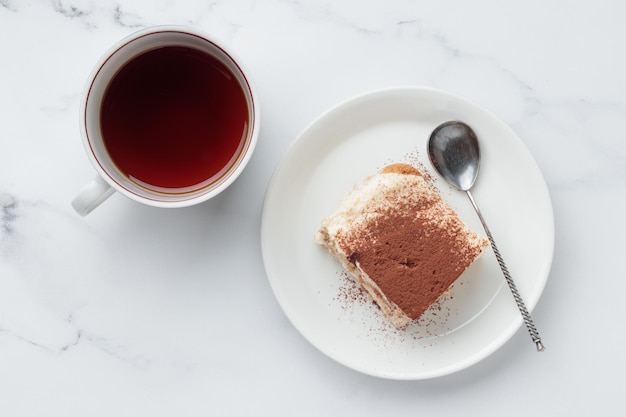 Stück hausgemachter Tiramisu-Kuchen-Dessert