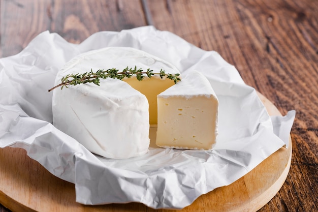 Foto stück käse der hohen ansicht mit messer