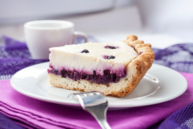 Stück Käsekuchen mit Blaubeeren auf einer Platte