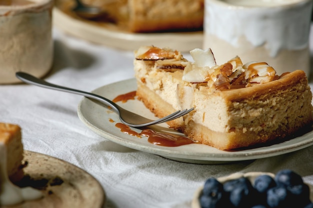 Stück Käsekuchen mit Kokosnuss und Karamell