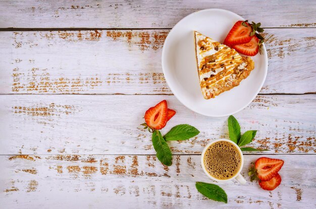 Stück Karamellkuchen mit einer Tasse Kaffee