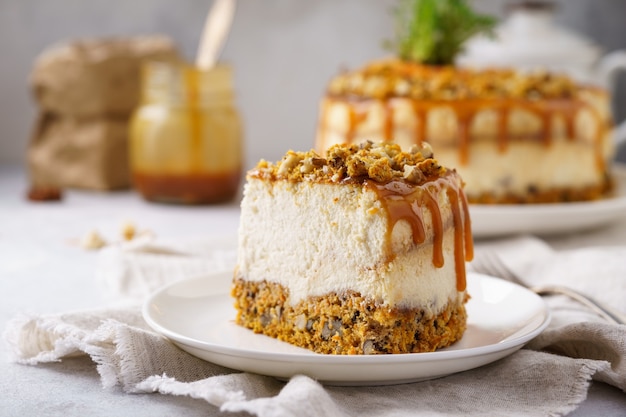 Foto stück karottenkäsekuchen mit nüssen und gesalzenem karamell.