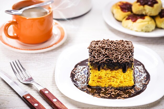 Stück Karottenkuchen mit tropfenden Schokoladenstreuseln, typischer brasilianischer Kuchen, der zu Hause zubereitet wird, oder Bäckerei-Nachmittagssnack