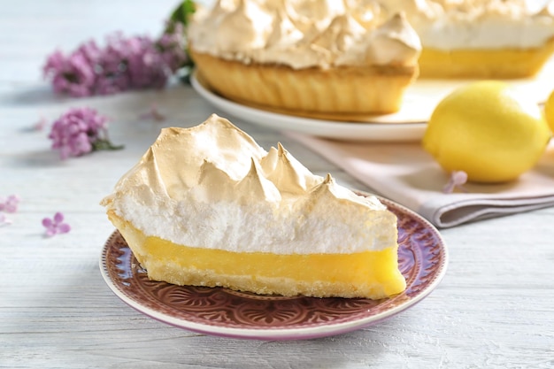 Stück köstliche Zitronen-Baiser-Torte auf dem Teller