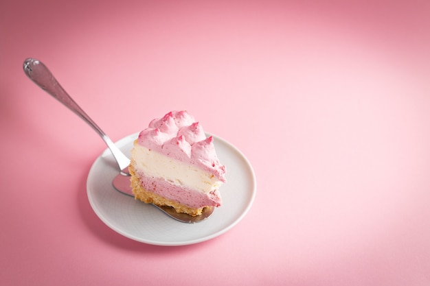 Stück Köstlicher hausgemachter Käsekuchen mit Beeren