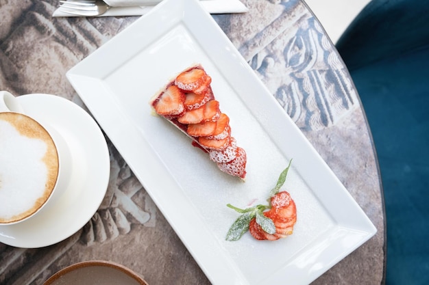 Stück köstlicher Käsekuchen mit Beeren auf dem Tisch aus nächster Nähe