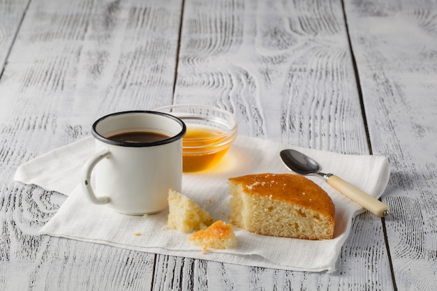 Stück Kuchen auf dem Tisch