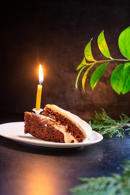 Stück Kuchen Kerze Urlaub oder Geburtstag hausgemachtes Backen