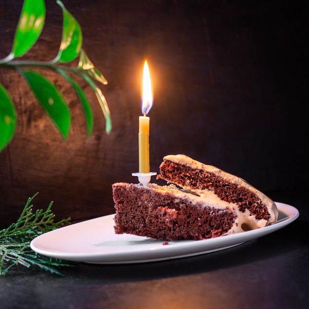 Stück Kuchen Kerze Urlaub oder Geburtstag hausgemachtes Backen