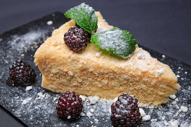 Stück Kuchen mit Brombeeren