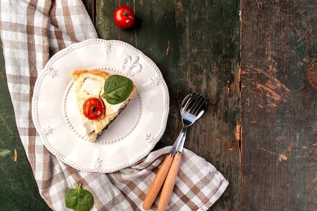 Stück Kuchen mit grünem gefülltem Spinat