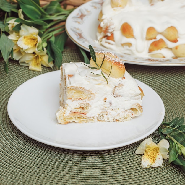 Foto stück kuchen mit ladyfingern und schlagsahne auf einem teller