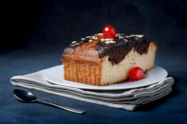 Stück Kuchen mit Schokolade und Kirsche