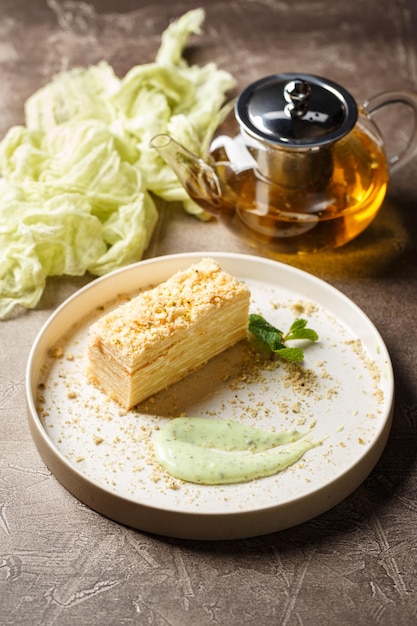 Stück Kuchen Napoleon Blätterteig mit Puddingcreme russische Küche mehrschichtiger Kuchen mit Gebäck