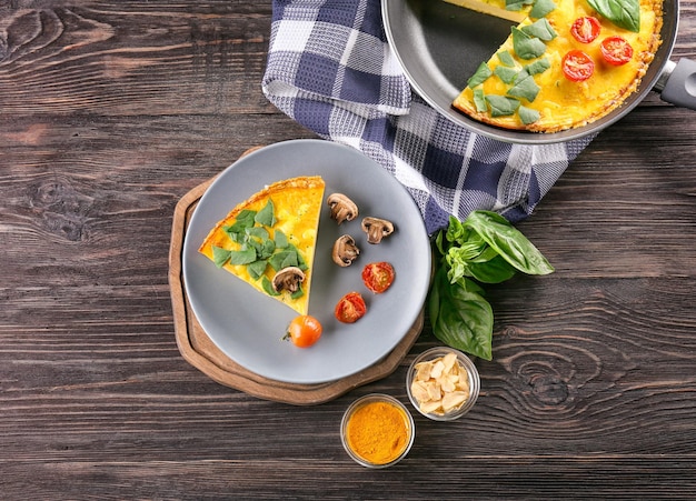 Stück leckere Frittata mit Spinat auf Teller