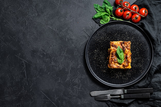 Stück leckere heiße Lasagne. Traditionelles italienisches Essen. Platz für Text