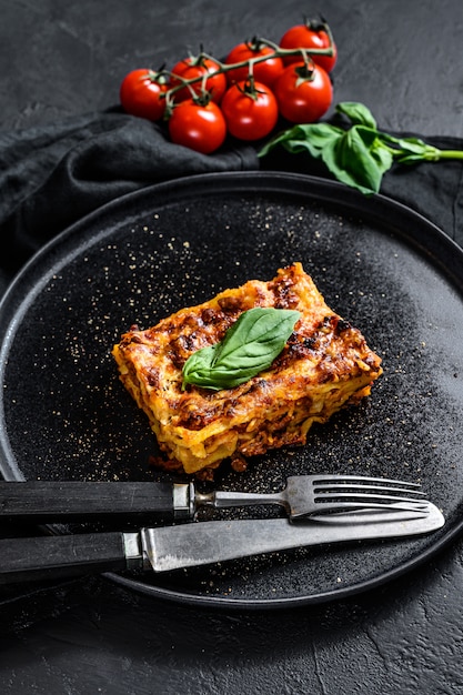 Stück leckere heiße Lasagne. Traditionelles italienisches Essen