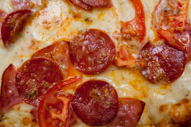 stück leckere pizza mit wurst peperoni und käse