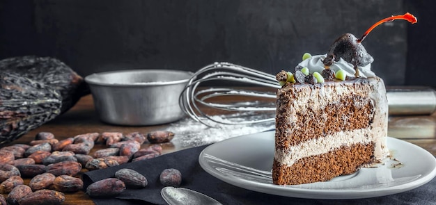 Stück leckeren hausgemachten Schokoladenkuchen auf dem Teller und Schokoladenkuchen auf dem Tisch kochen