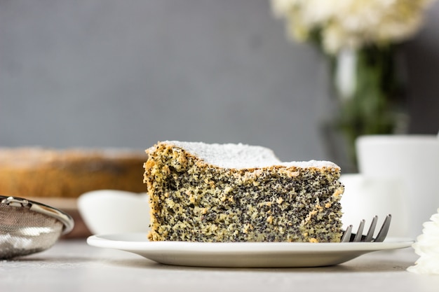 Stück Mohnkuchen mit Puderzucker