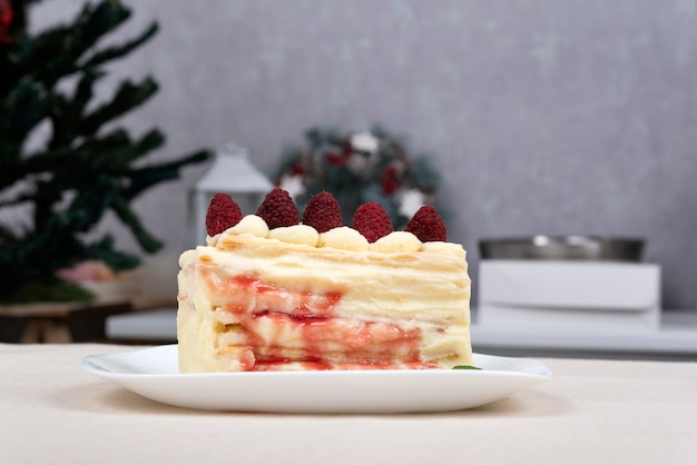 Stück Obstkuchen auf dem Teller. Kuchen mit Beeren.