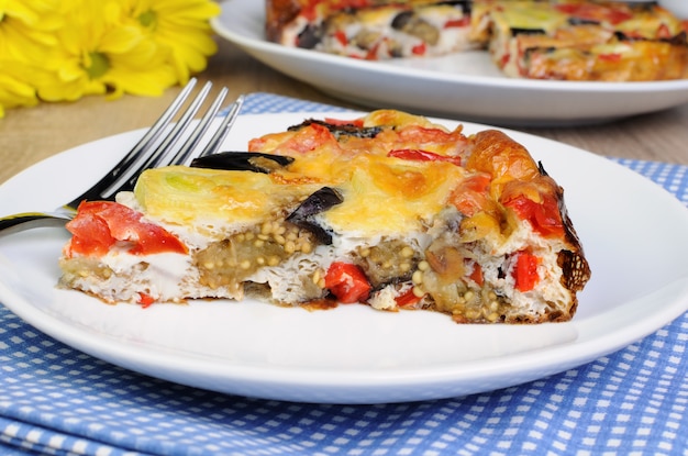 Stück Omelette Aubergine, Lauch, Tomaten und Paprika mit Käse