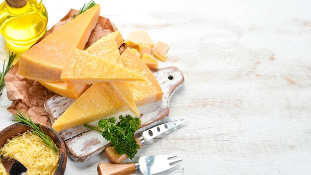 Stück Parmesankäse auf weißem Holzhintergrund Traditioneller italienischer Käse Draufsicht Freier Platz für Ihren Text
