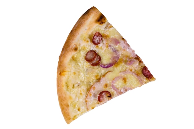 Stück Pizza mit Wurst, Schinken und Parmesan-Käse isoliert auf weißem Hintergrund