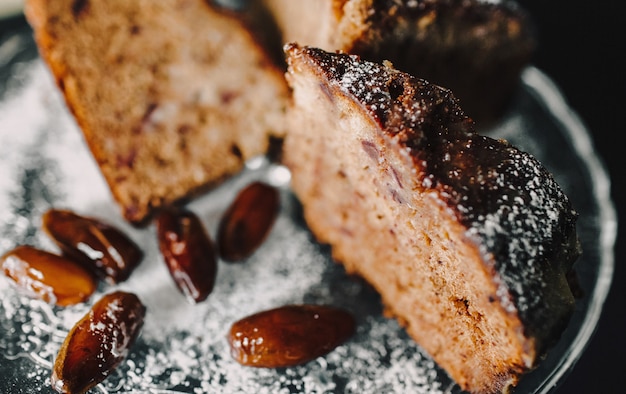 Stück roher Schokolade und Pistazienkuchen