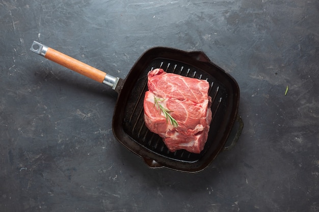 Stück rohes Fleisch in einer Pfanne