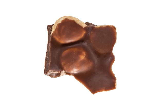 Stück Schokolade mit Erdnüssen isoliert auf weißem Hintergrund