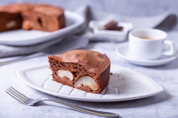 Stück Schokoladenkuchen mit Birne.