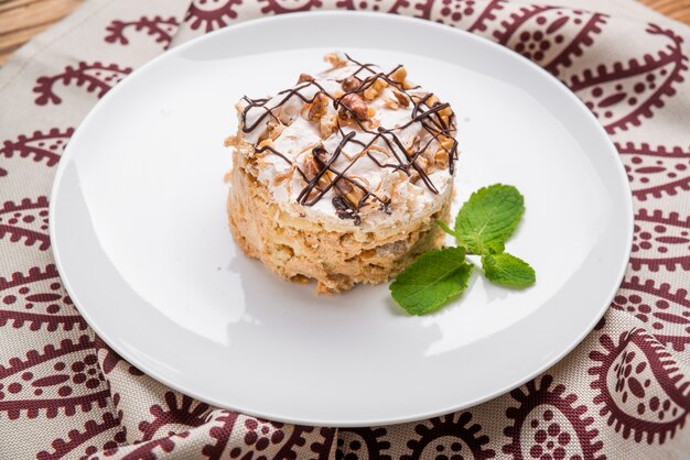 Stück Schokoladenkuchen mit Karamell