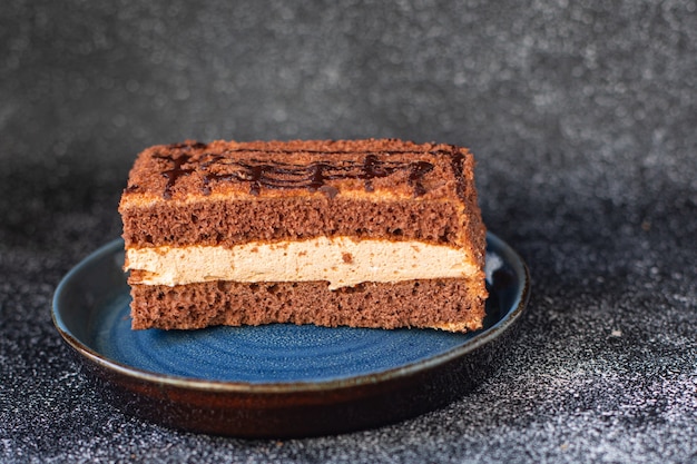 Stück Schokoladenkuchen mit Moussecreme süßes Dessert Vanillekakao Zimt