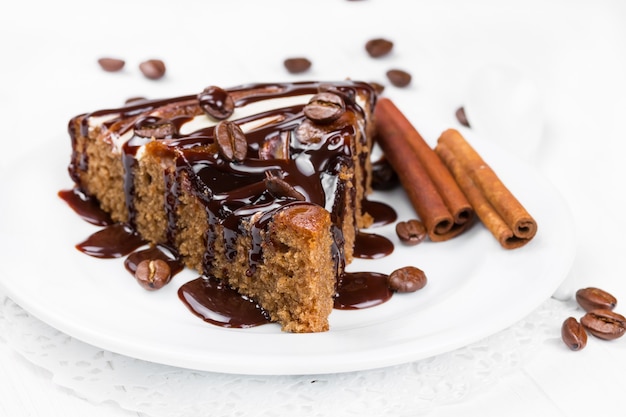 Stück Schokoladenkuchen mit Schokoladensirup beträufelt