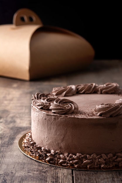 Stück Schokoladentrüffelkuchen auf Holztisch