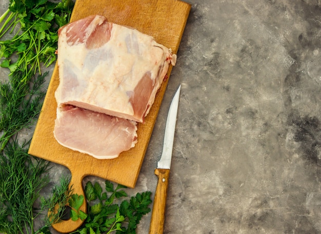 Stück Schweinefleisch auf dem Brett. Kochen. Selektiver Fokus