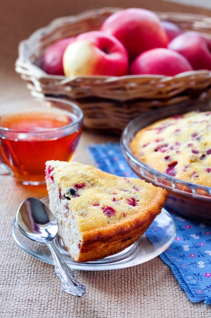 Stück selbst gemachter preiselbeertorte auf einer pastete